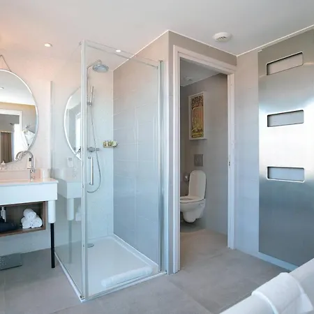 Renaissance Hotel 5*
